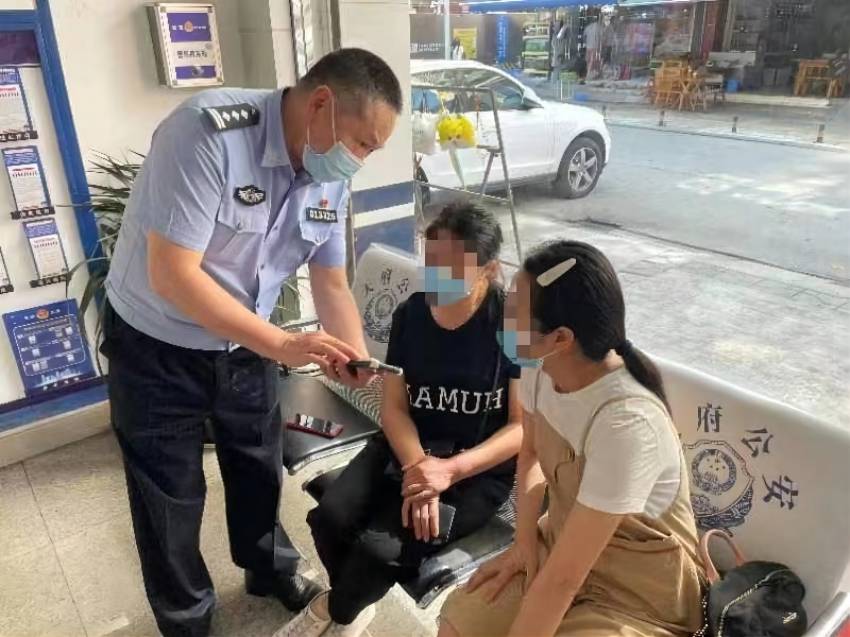 民警勸說。成都市公安局天府新區分局供圖