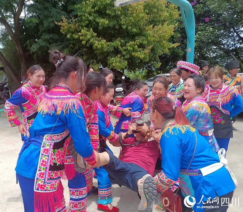會理白沙民俗村民間習(xí)俗——篩糠。吳舒婷攝