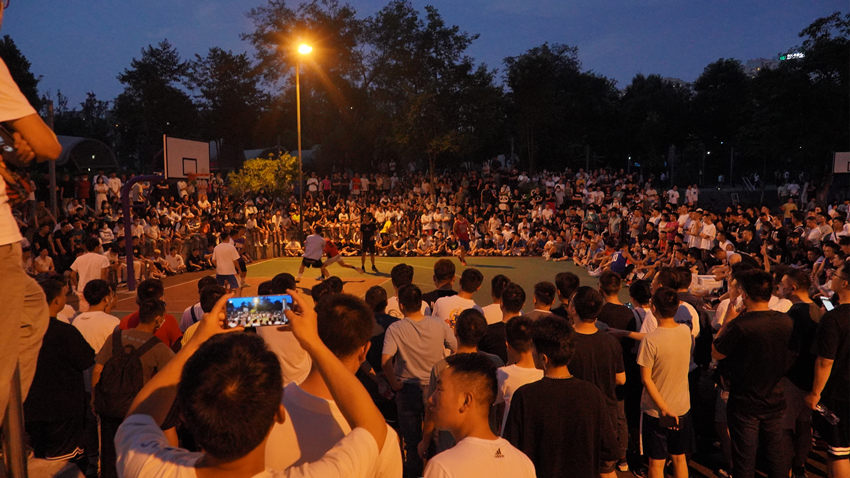 大源中央公園籃球場。夜幕大源供圖