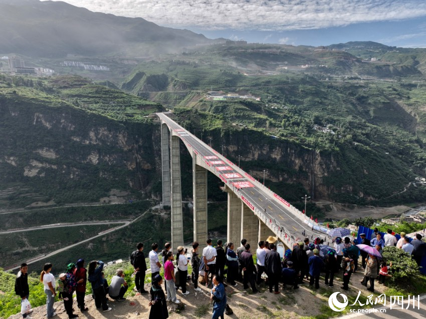 2022年6月30日，“世界第一高墩”金陽河三峽連心橋正式通車，將進一步助推“金沙瑤池”金陽發(fā)展。王云攝