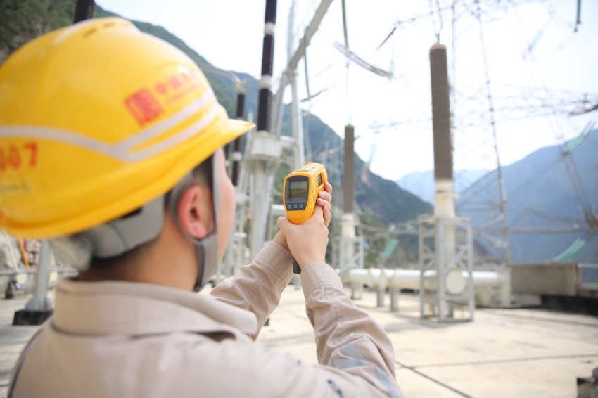 戶外設(shè)備測溫。大唐甘孜水電公司供圖
