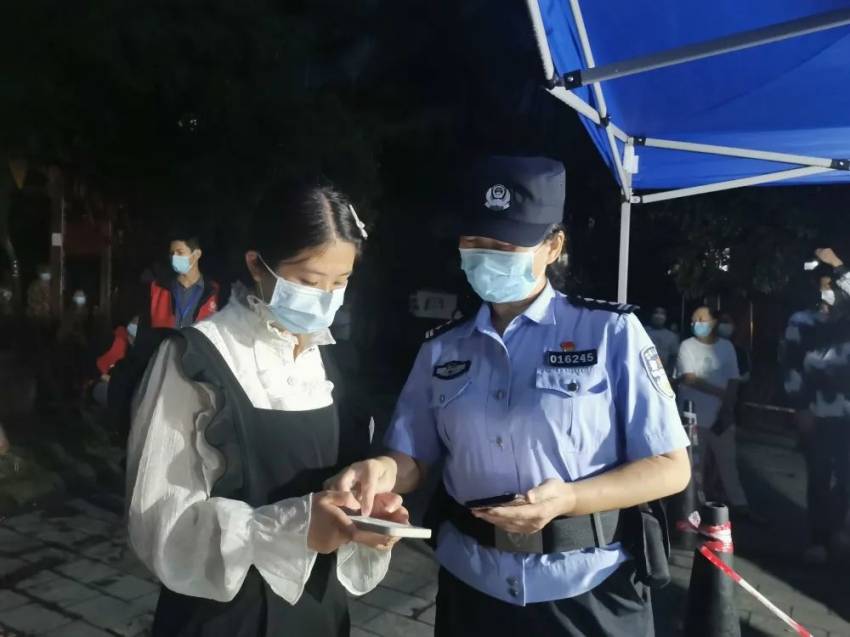 協助市民核酸檢測。成都市公安局郫都區分局供圖