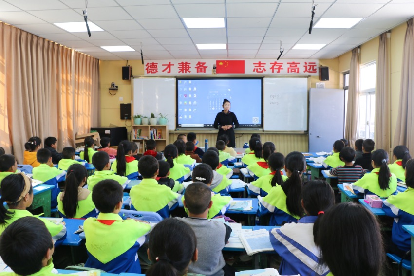 越西義務教育和基本醫療全面保障，圖為越西縣北城小學的課堂。越西縣委宣傳部供圖