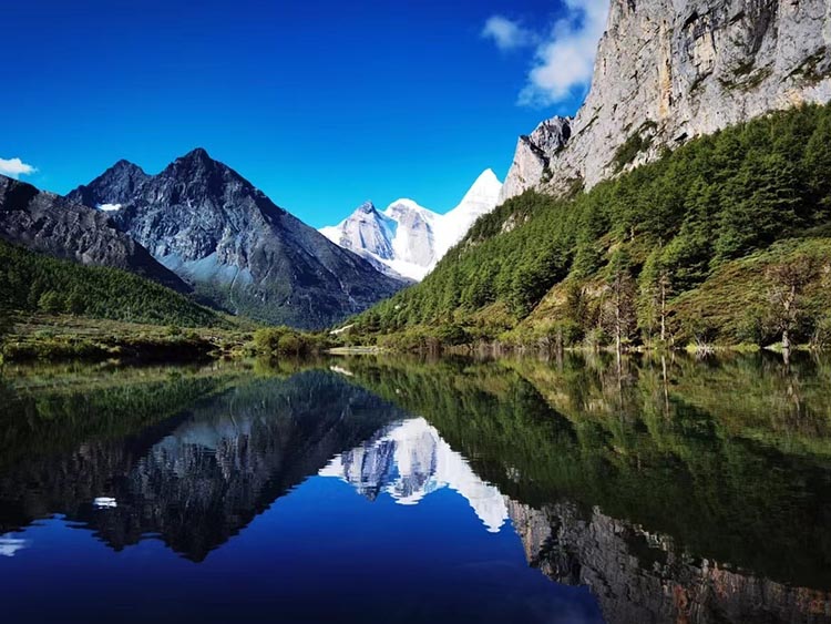 景區(qū)中的湖泊、雪山。稻城亞丁景區(qū)供圖