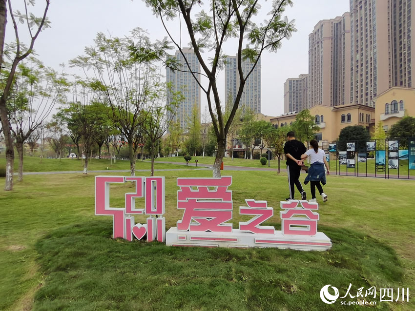 情感氛圍浪漫的府河攝影公園內(nèi)場景。人民網(wǎng) 劉海天攝