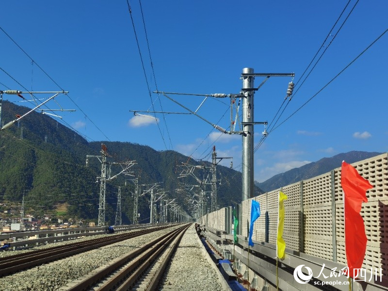 鐵軌向前，拉進(jìn)大涼山和成都平原距離。人民網(wǎng) 郭瑩攝
