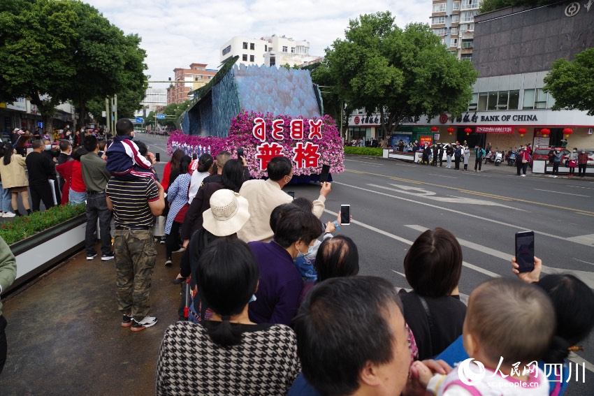 花車巡游現場。宋明攝