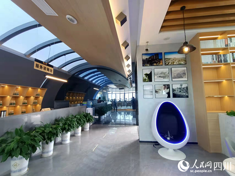 智慧書房科技感慢慢，虛擬現實的VR為市民提供沉浸式體驗。吳舒婷攝