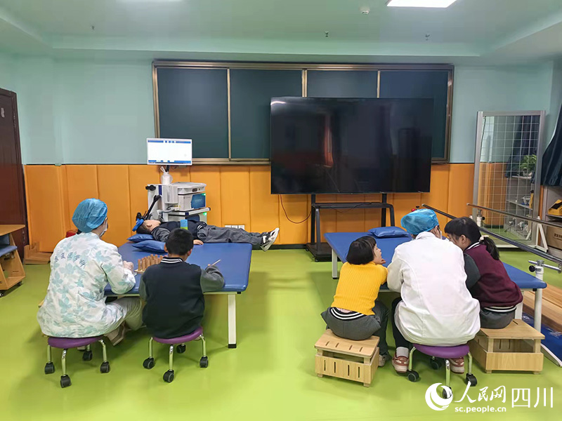 康復訓練室中的日常治療、學習場景。吳舒婷攝