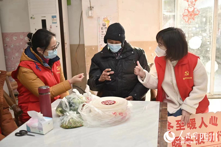 志愿者將羊肉湯送到養(yǎng)老院。陳靜攝