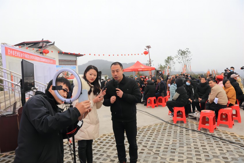 巴州區(qū)水寧寺鎮(zhèn)干部在活動(dòng)現(xiàn)場(chǎng)通過(guò)網(wǎng)絡(luò)直播為線上群眾宣傳解答惠民惠農(nóng)政策。巴州區(qū)紀(jì)委監(jiān)委會(huì)供圖