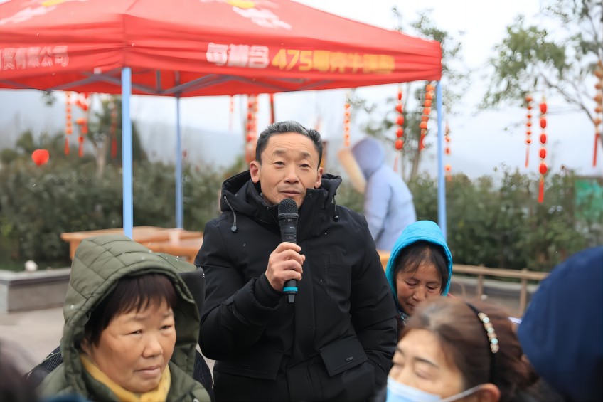 龍臺村村民就地力補貼發放標準進行現場問榜。巴州區紀委監委會供圖