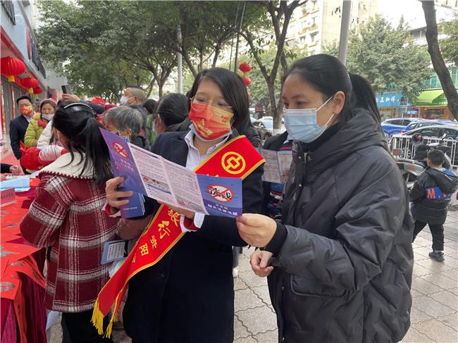 資陽市公安局雁江區分局資溪派出所聯合中國銀行資陽分行開展警銀攜手反詐宣傳暨送萬福書法公益活動。資陽市公安局供圖