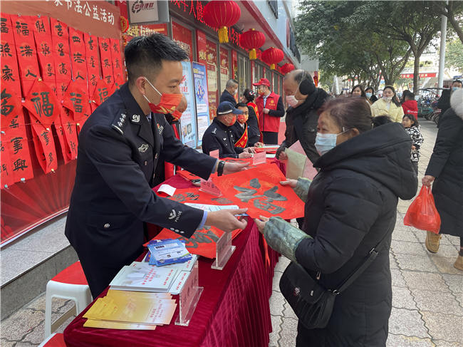資陽市公安局雁江區(qū)分局資溪派出所聯(lián)合中國銀行資陽分行開展警銀攜手反詐宣傳暨送萬福書法公益活動。資陽市公安局供圖