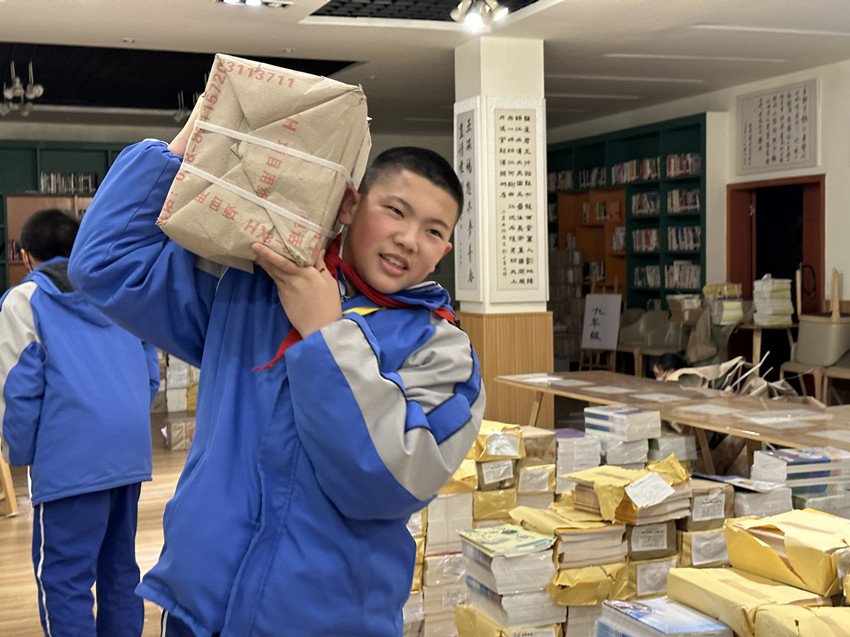 新學(xué)期同學(xué)正在領(lǐng)取這學(xué)期課本。成都市青羊?qū)嶒?yàn)中學(xué)供圖 