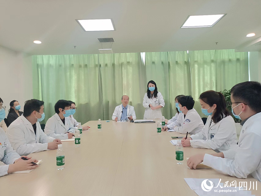 林桐榆正在和醫生們討論患者的病情，擬定最佳治療方案。吳舒婷攝