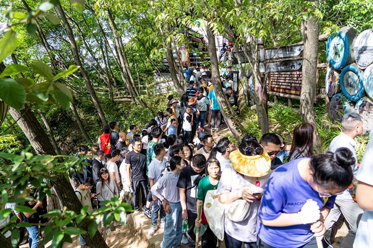 游客排隊爬山。劍門關景區供圖