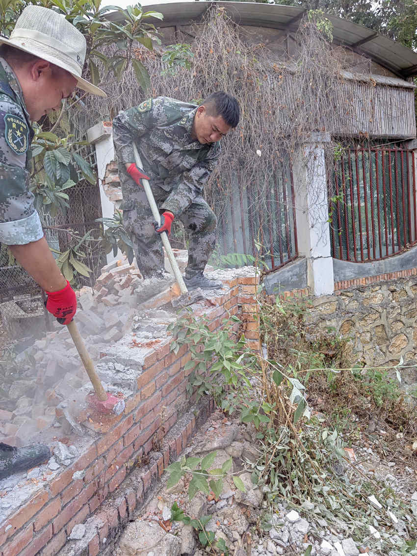 楊愛理（右一）在拆除危墻。陸軍第77集團(tuán)軍某旅供圖