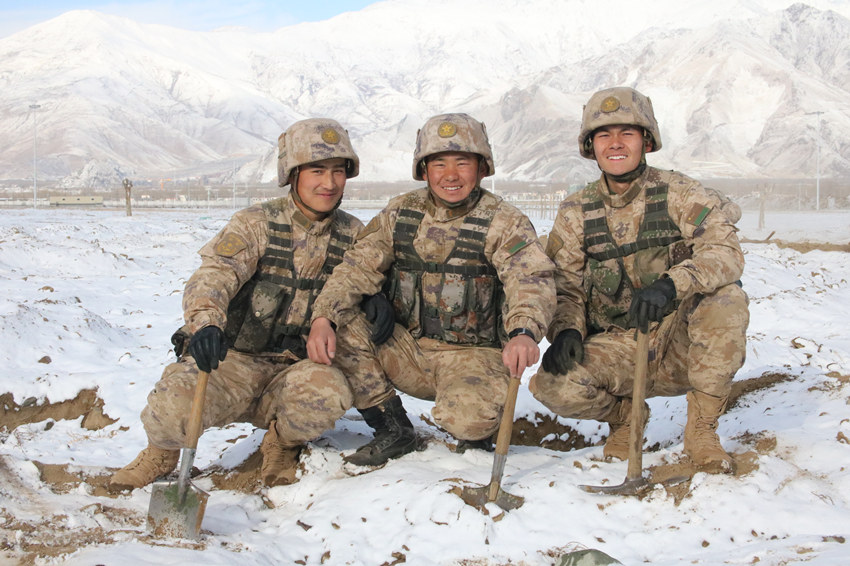 楊愛理（左二）與戰(zhàn)友合影。陸軍第77集團(tuán)軍某旅供圖