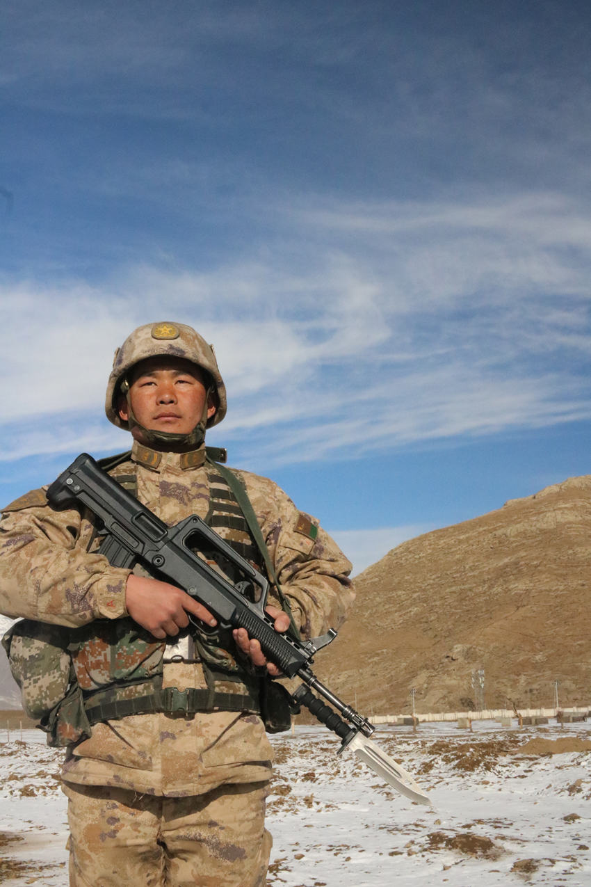 楊愛理在站崗執(zhí)勤。陸軍第77集團(tuán)軍某旅供圖