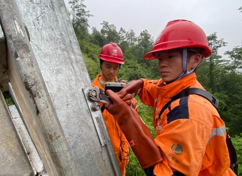 國網四川送變電公司的電力工人在500千伏康蜀一二線測量接地電阻。國網四川供圖