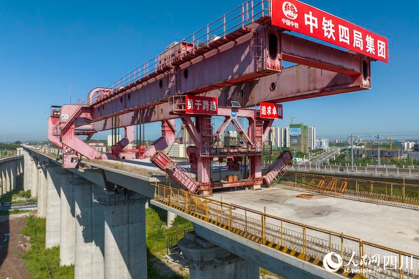 隨著箱梁架設工作完畢，渝昆高鐵川渝段建設進入鋪軌施工階段，全線建設提速。劉忠俊攝