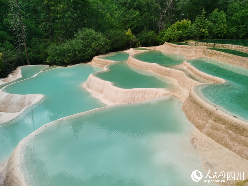 美麗的神仙池。人民網 劉海天攝