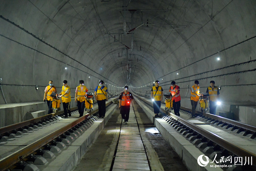 圖為成都高鐵工務(wù)段探傷工在成宜高鐵天府機(jī)場隧道檢查鋼軌。敬凡攝