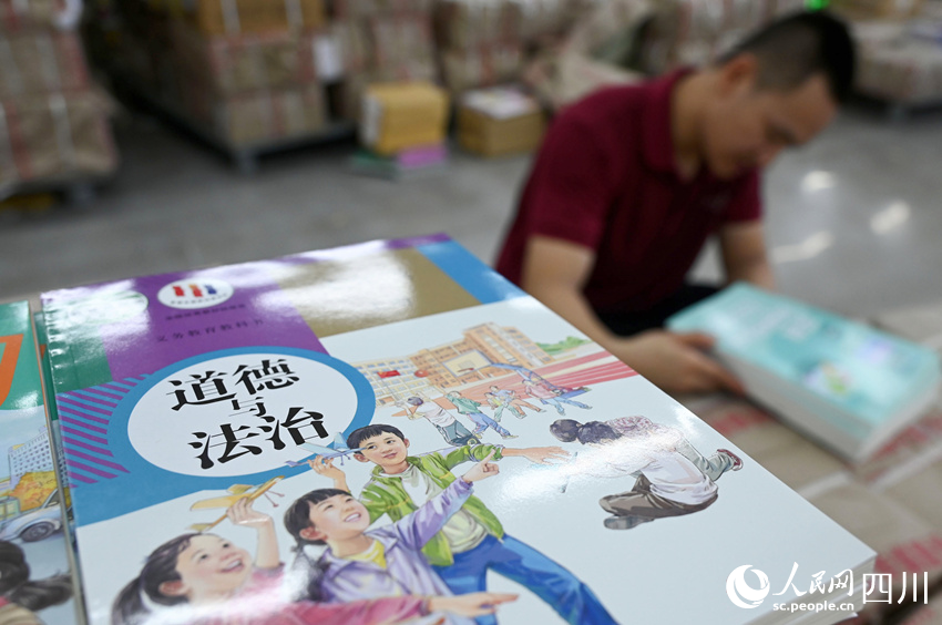 清點整理新學期教材。蘭自濤攝