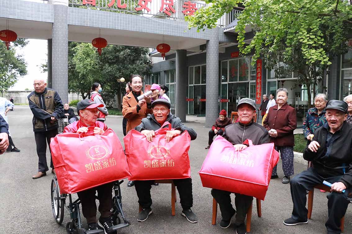 為老人送棉被。眉山市彭山區委宣傳部供圖