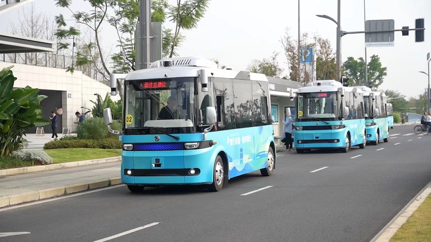 乘客可在站臺等候乘車。成都經開區供圖