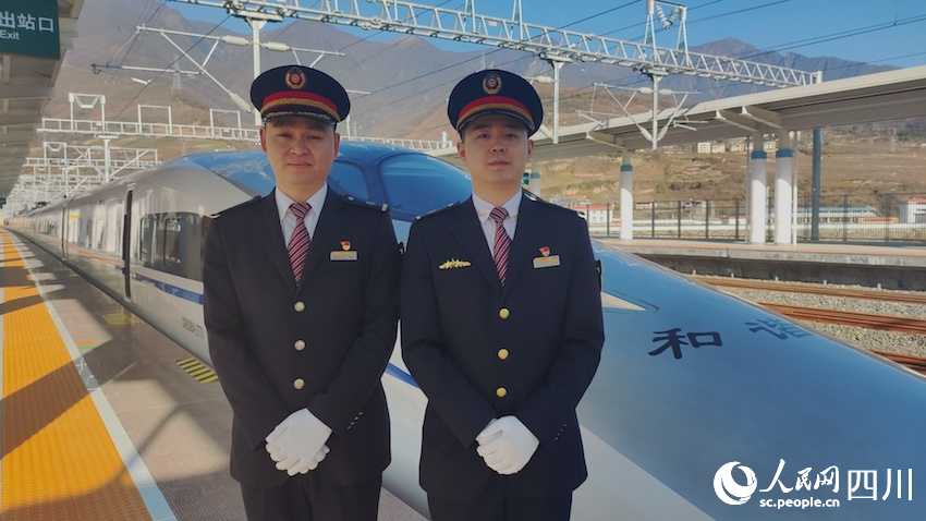 首發(fā)列車駕乘人員。人民網(wǎng)記者 郭瑩攝