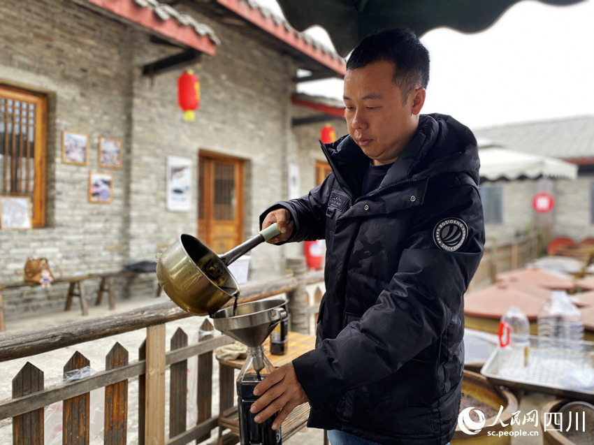 在醬油坊忙碌的劉暢。人民網 王凡攝