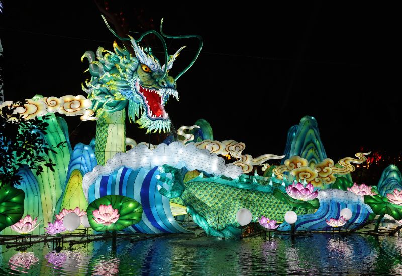 臥龍騰飛燈組。成都武侯祠博物館供圖