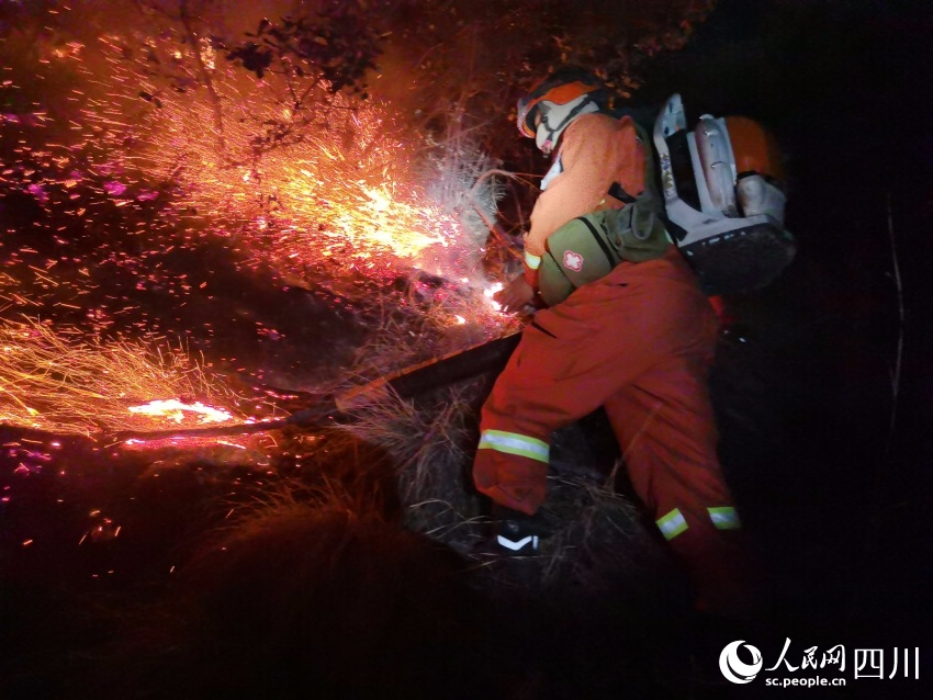 四川省森林消防總隊涼山州支隊森林消防員正在全力撲救山火。樊文淵攝
