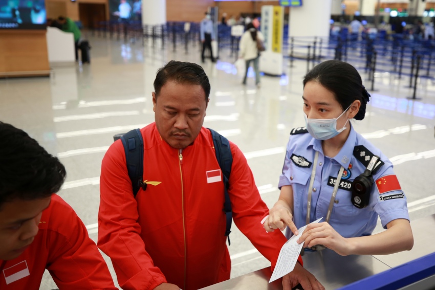 湯尤杯決賽涉賽會(huì)人員正在填寫外國(guó)人入境卡。成都出入境邊防檢查站供圖