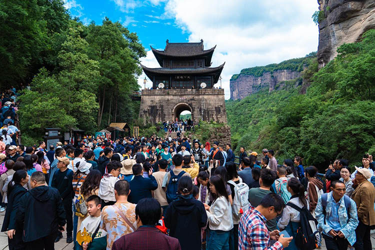 劍門關(guān)關(guān)樓前的游客。劍閣縣委宣傳部供圖