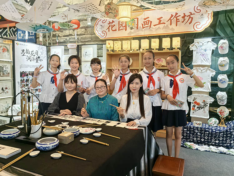 花園國畫工作坊老師與學生合影。成都市花園（國際）小學供圖