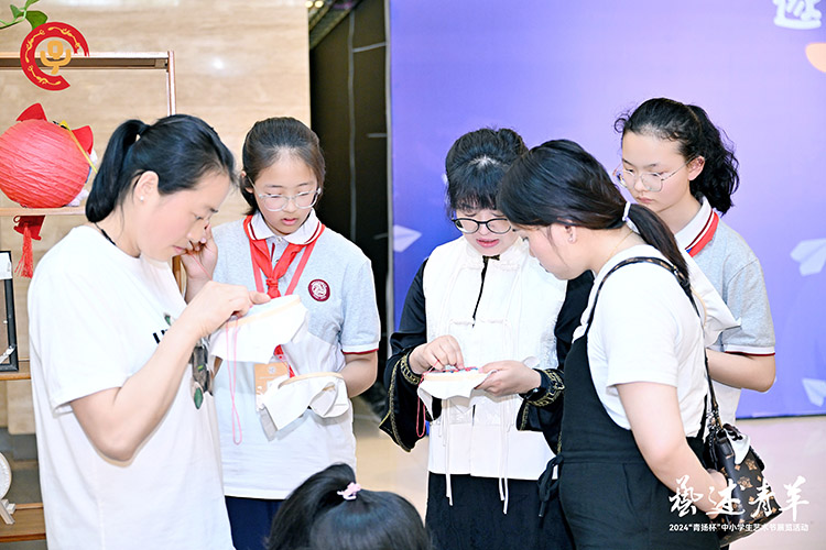老師教學生做十字繡。成都市文翁實驗中學供圖