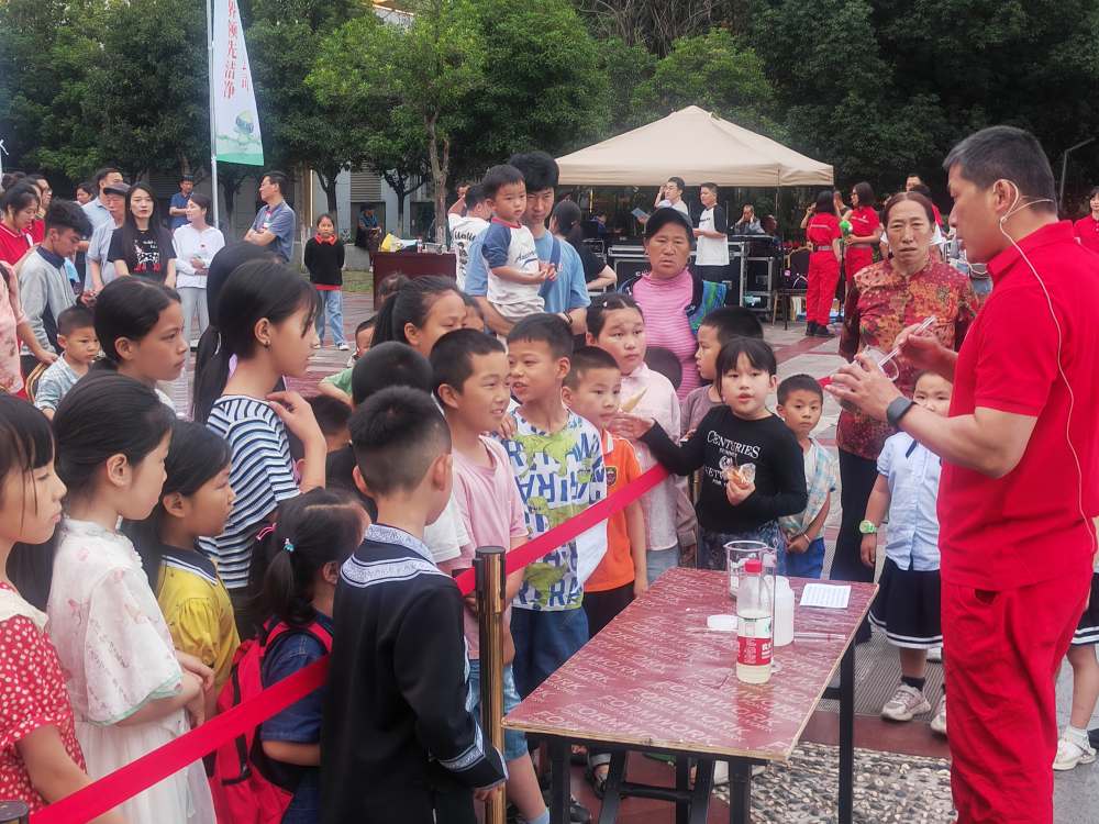 向社會公眾普及油氣知識。中國石化西南石油局供圖