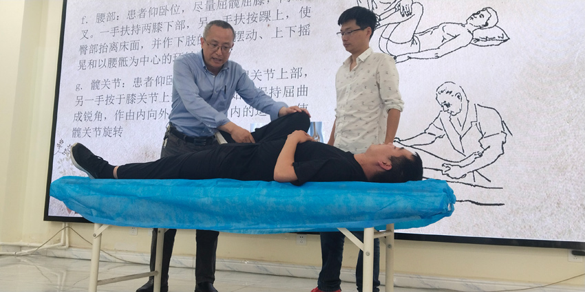 現(xiàn)場教學。汶川縣中醫(yī)醫(yī)院供圖