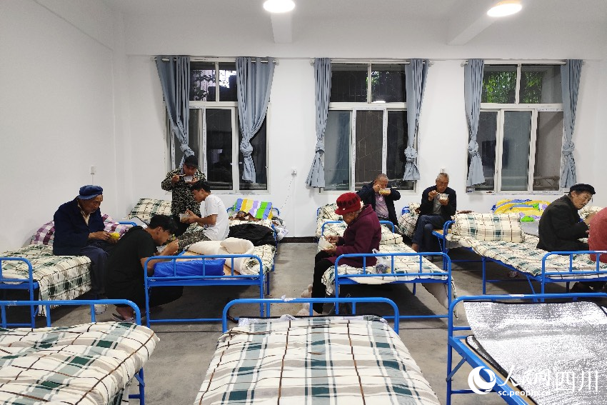 7月21日晚7點，漢源縣馬烈鄉新華小學安置點的村民正在吃晚餐。人民網記者 朱虹攝