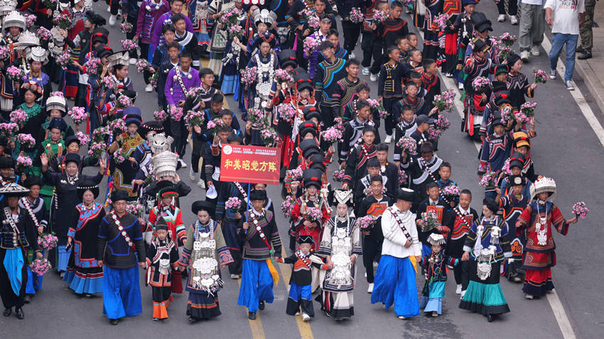 彝族服飾盛裝方隊(duì)巡游現(xiàn)場。宋明供圖