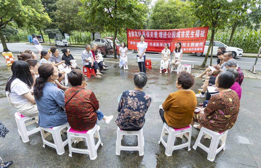在都江堰市聚源鎮(zhèn)羊橋社區(qū)開(kāi)展長(zhǎng)護(hù)險(xiǎn)主題宣傳活動(dòng)。都江堰市醫(yī)療保障局供圖