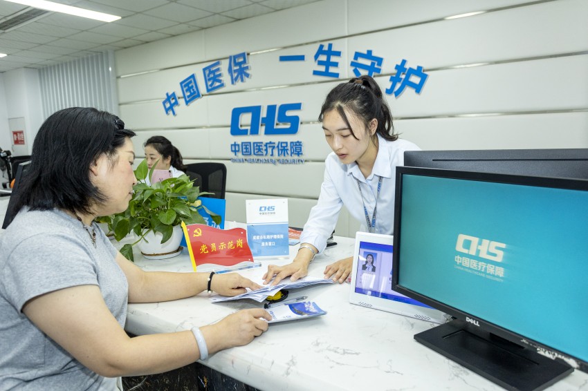 在都江堰市醫(yī)保服務(wù)大廳長(zhǎng)護(hù)險(xiǎn)窗口受理群眾申請(qǐng)。都江堰市醫(yī)療保障局供圖