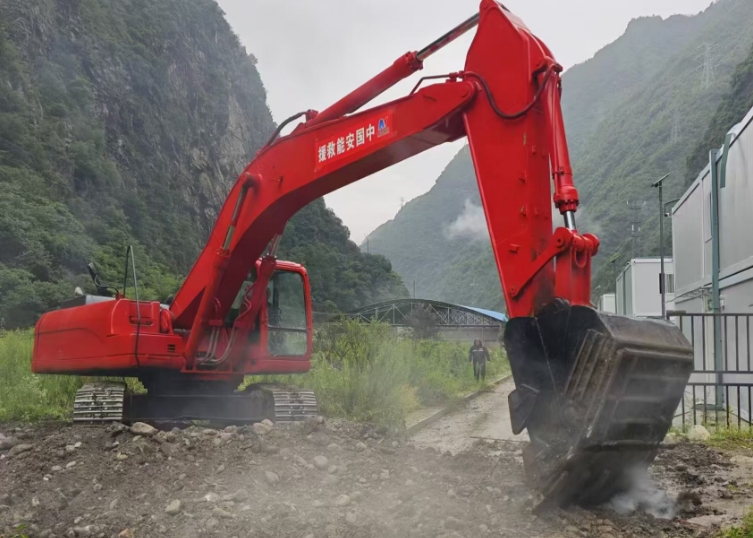 搶通被沖毀道路。中國安能三局供圖