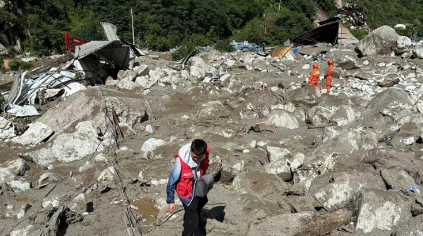 前線正在進行人員搜救和泥石流災害排查工作。四川省地質調查研究院供圖