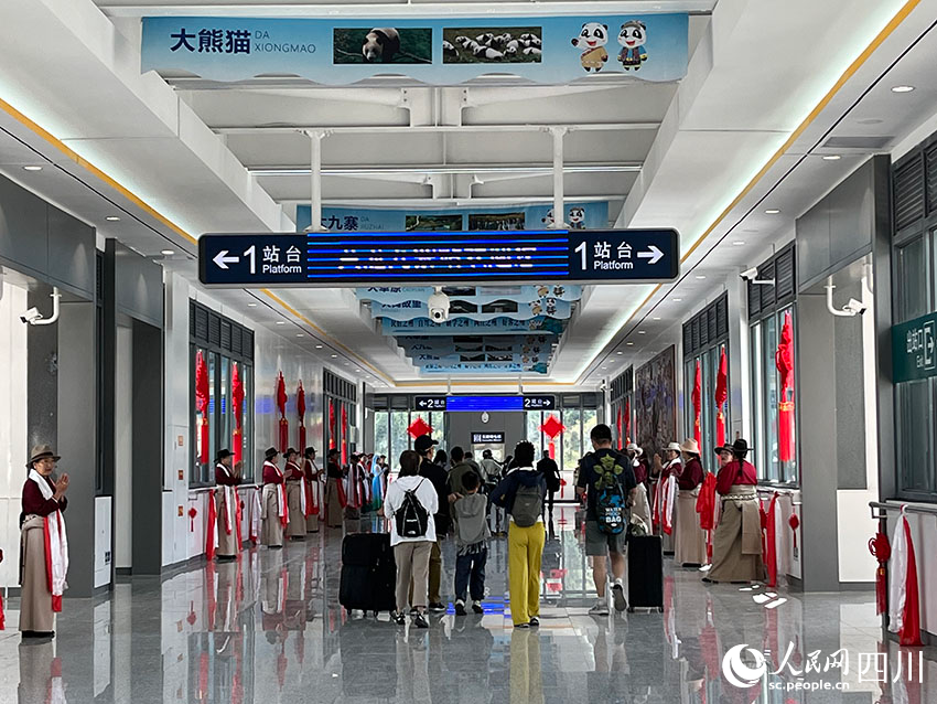 乘客有序乘車。人民網(wǎng)記者 郭瑩攝