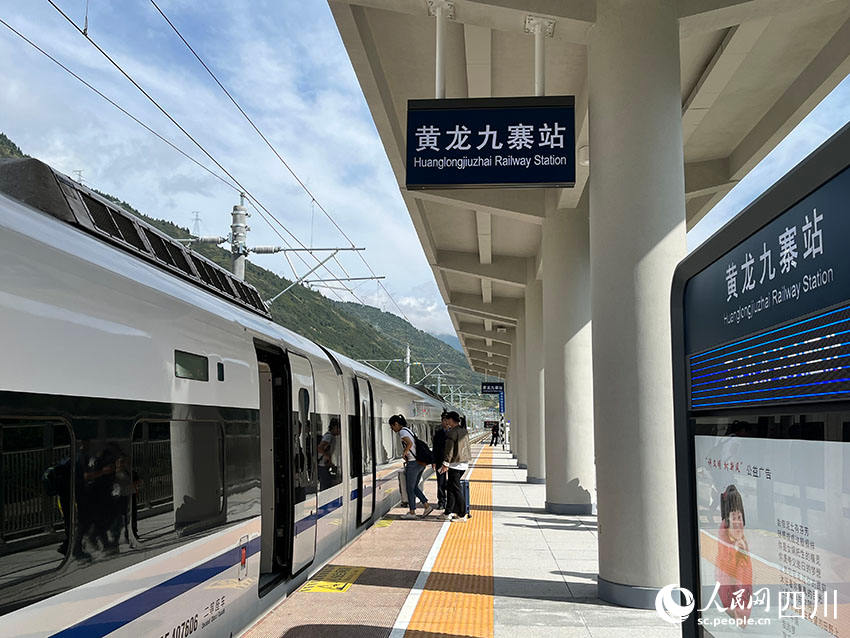 黃龍九寨站，乘客有序登車。人民網記者 郭瑩攝