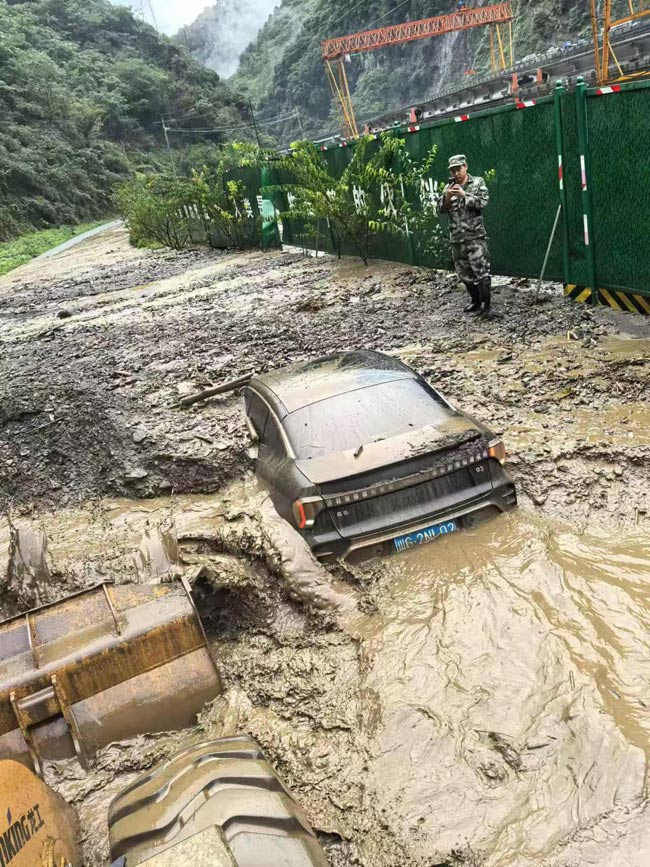 車(chē)輛被困在淤泥里。臥龍?zhí)貐^(qū)供圖